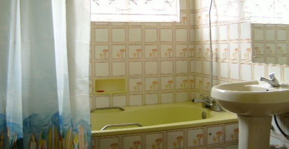 Standard Room | Bathroom | Bathtub, towels