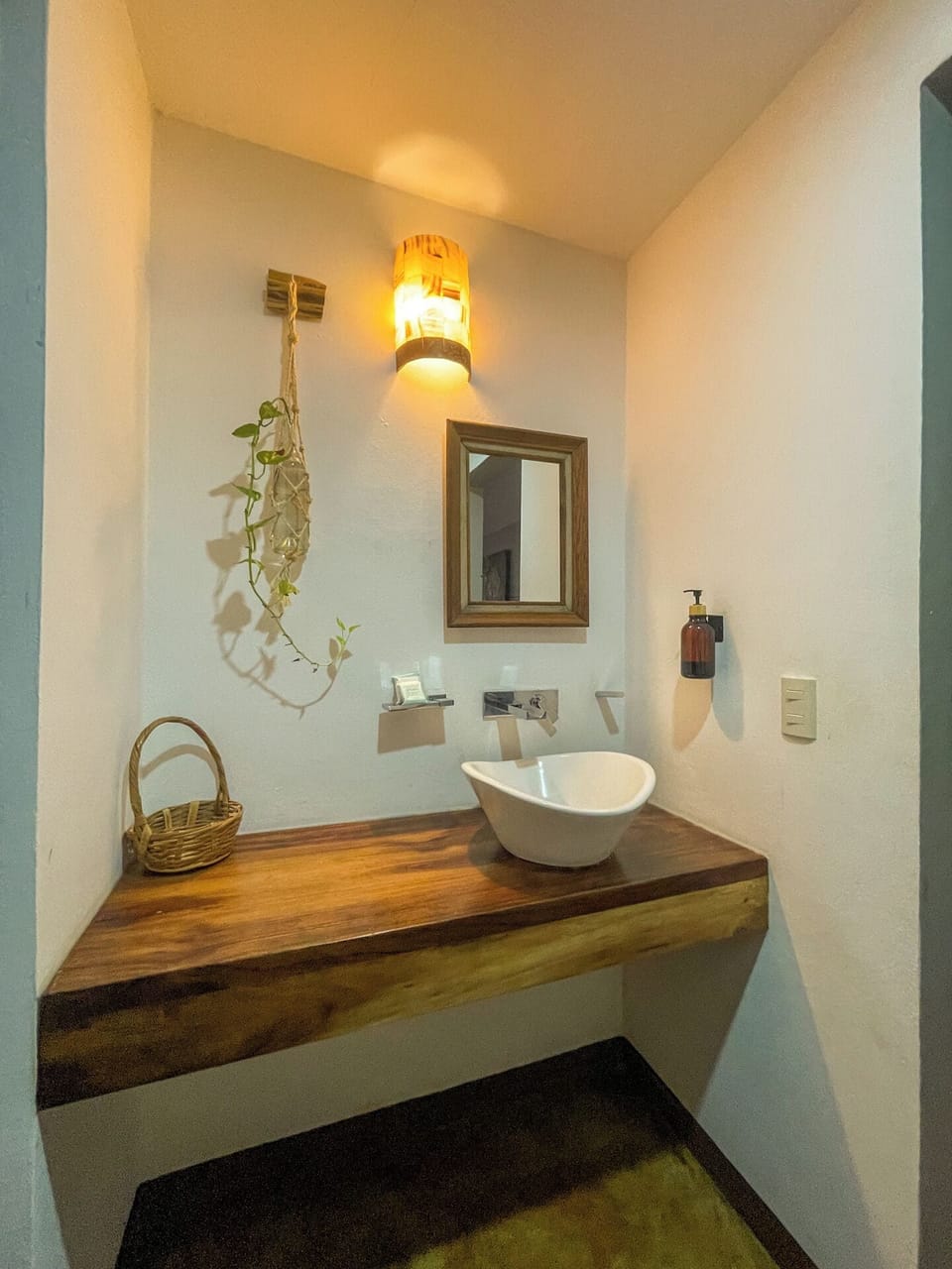 Shower, rainfall showerhead, free toiletries, towels