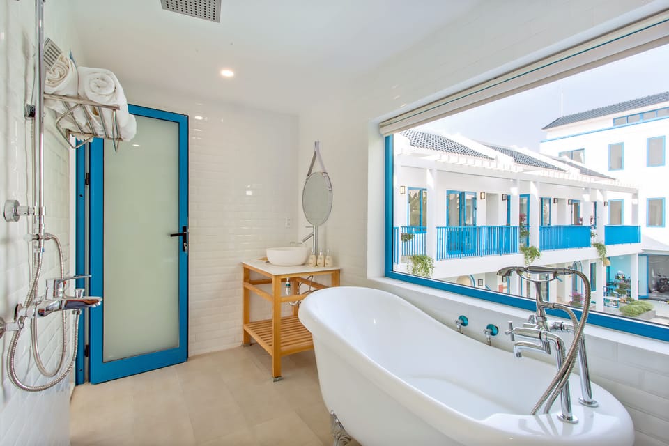 Rainfall showerhead, free toiletries, hair dryer, slippers