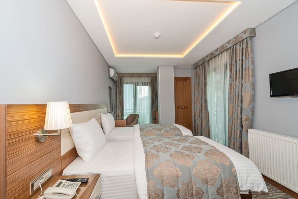Standard Twin Room | In-room safe, desk, laptop workspace, soundproofing