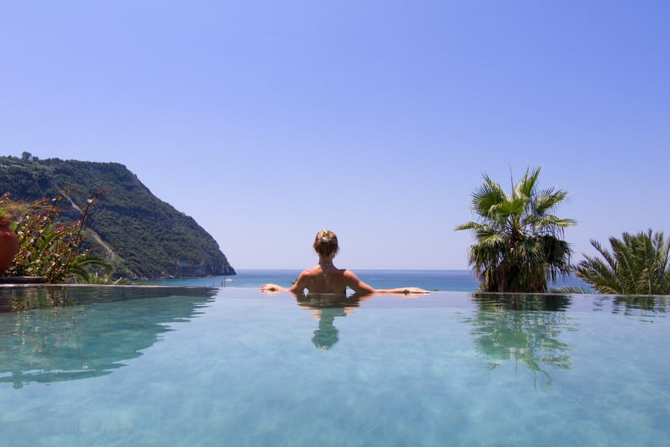 4 outdoor pools, pool umbrellas, sun loungers