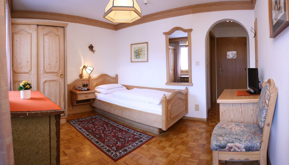 Standard Single Room | Down comforters, in-room safe, desk, blackout drapes