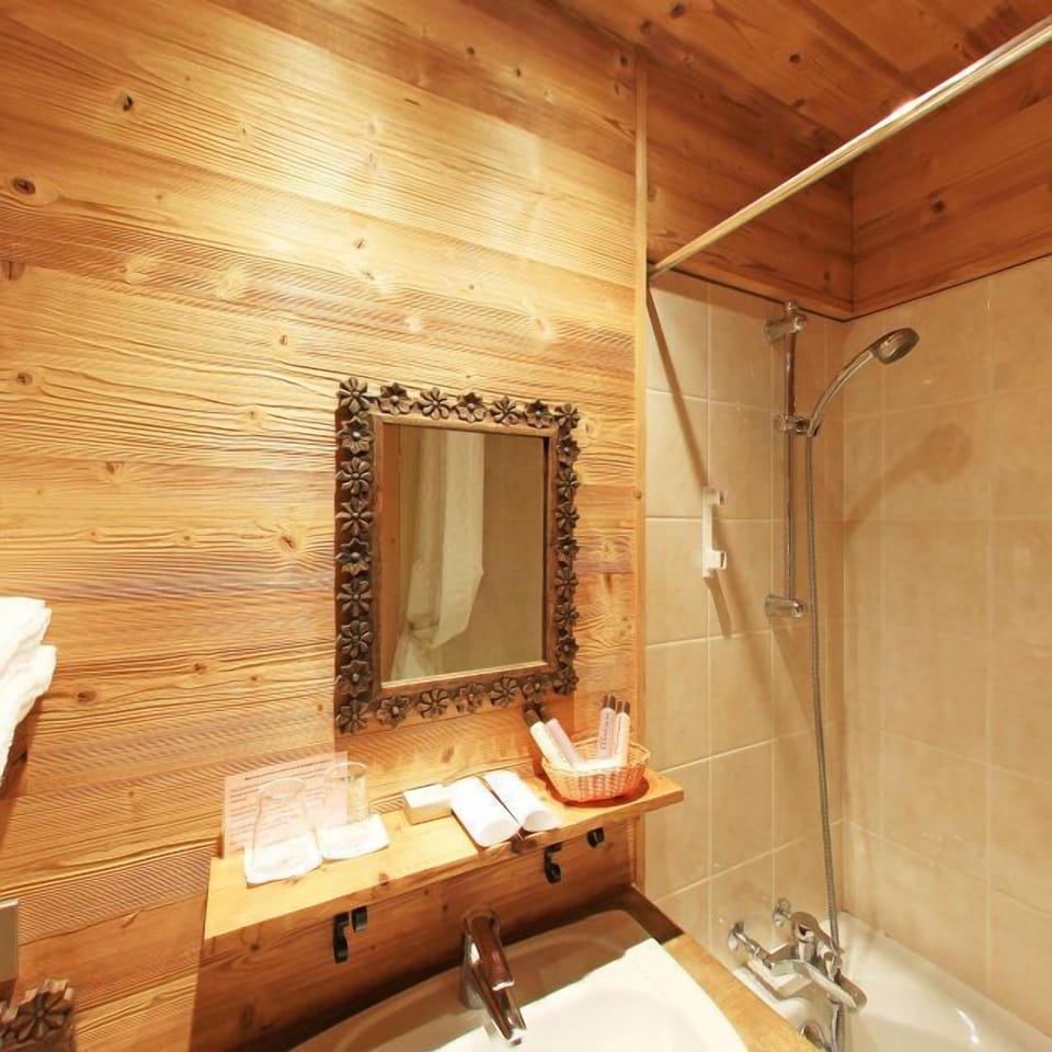 Combined shower/tub, free toiletries, hair dryer, bathrobes