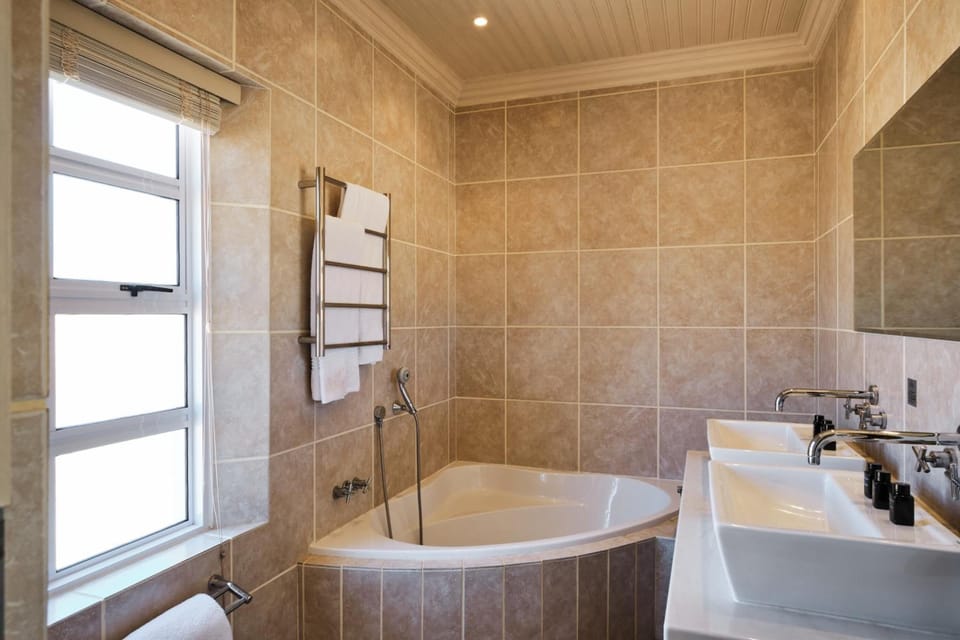 Shower, rainfall showerhead, free toiletries, hair dryer