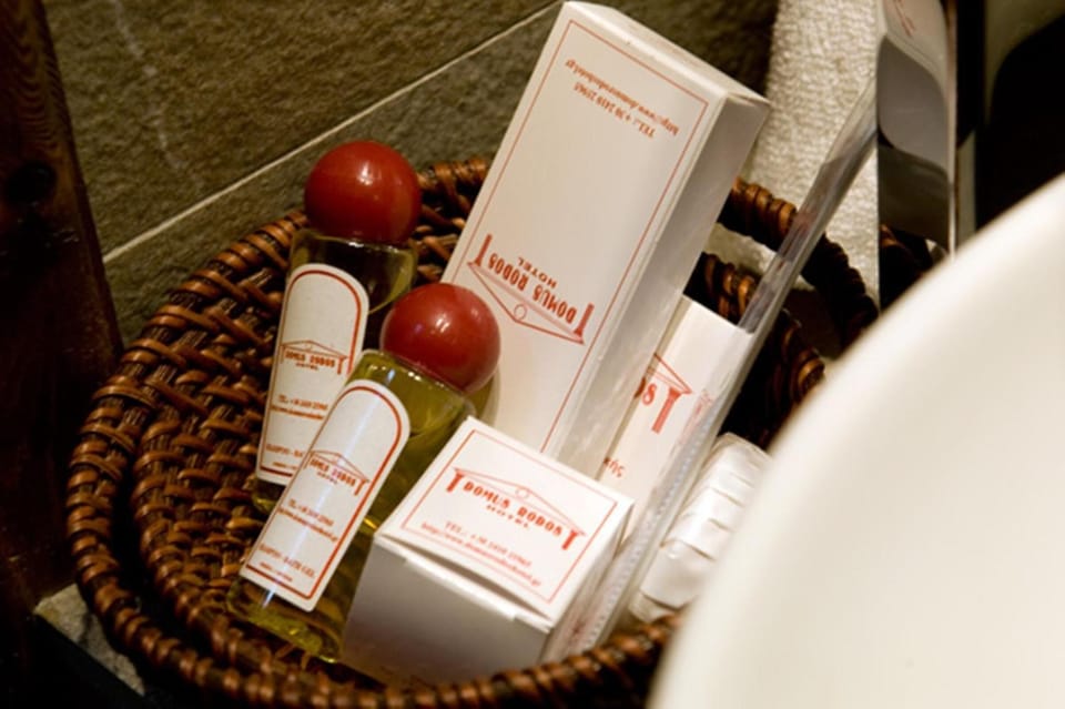 Separate tub and shower, hair dryer