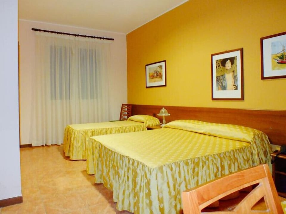 Triple Room | In-room safe, desk, soundproofing, free WiFi