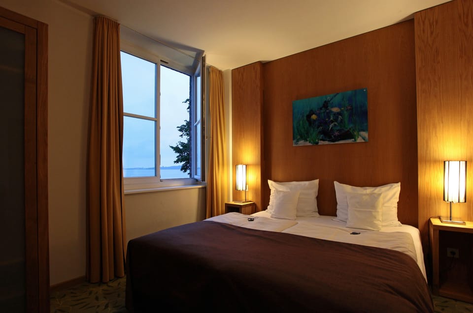 Double Room, Sea View | Minibar, in-room safe, desk, free WiFi