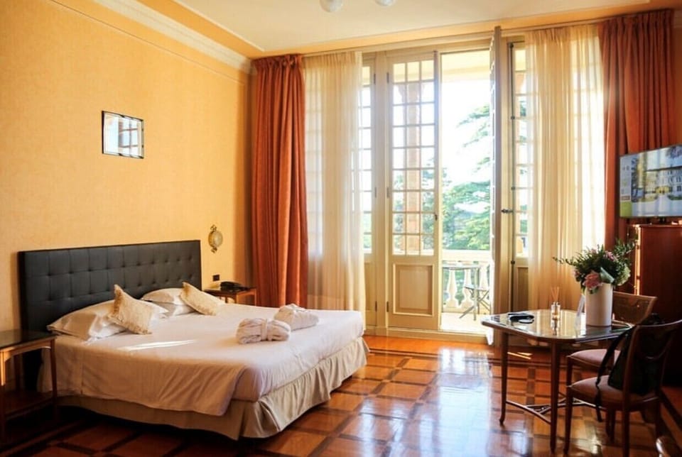 Family Junior Suite | Minibar, in-room safe, free WiFi, bed sheets