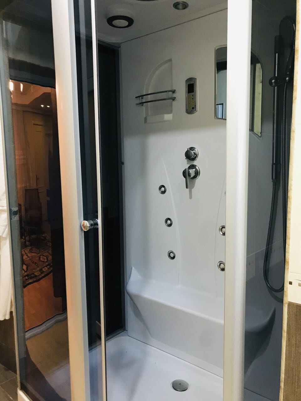 Apartment | Bathroom shower