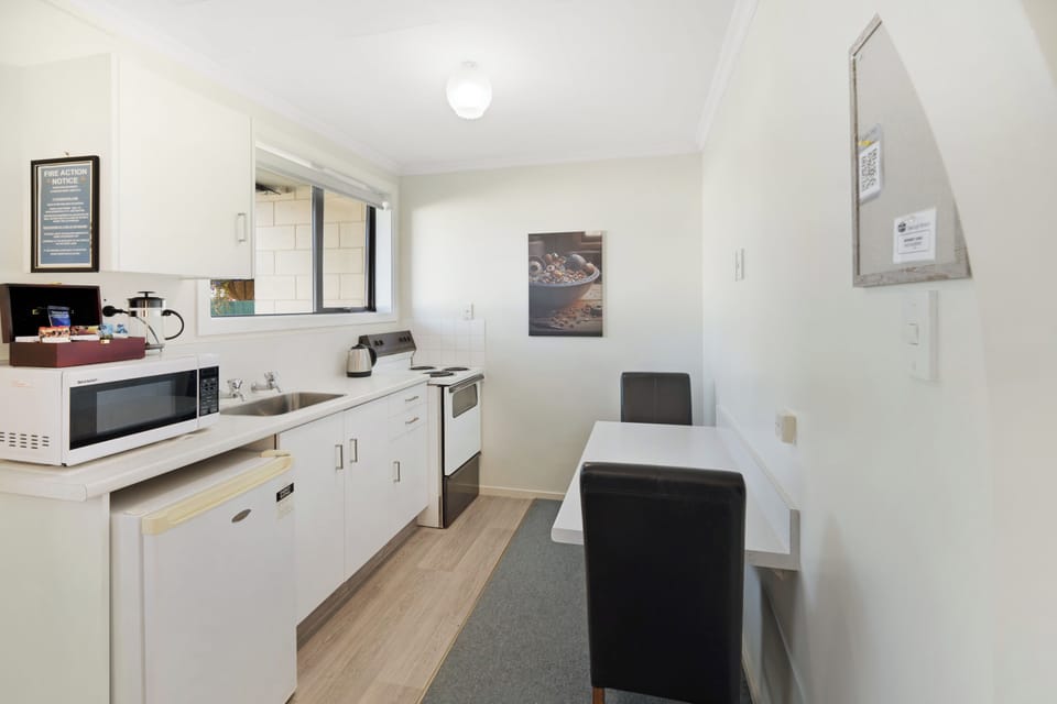 One Bedroom Suite with Spa | Blackout drapes, soundproofing, iron/ironing board, cribs (free)