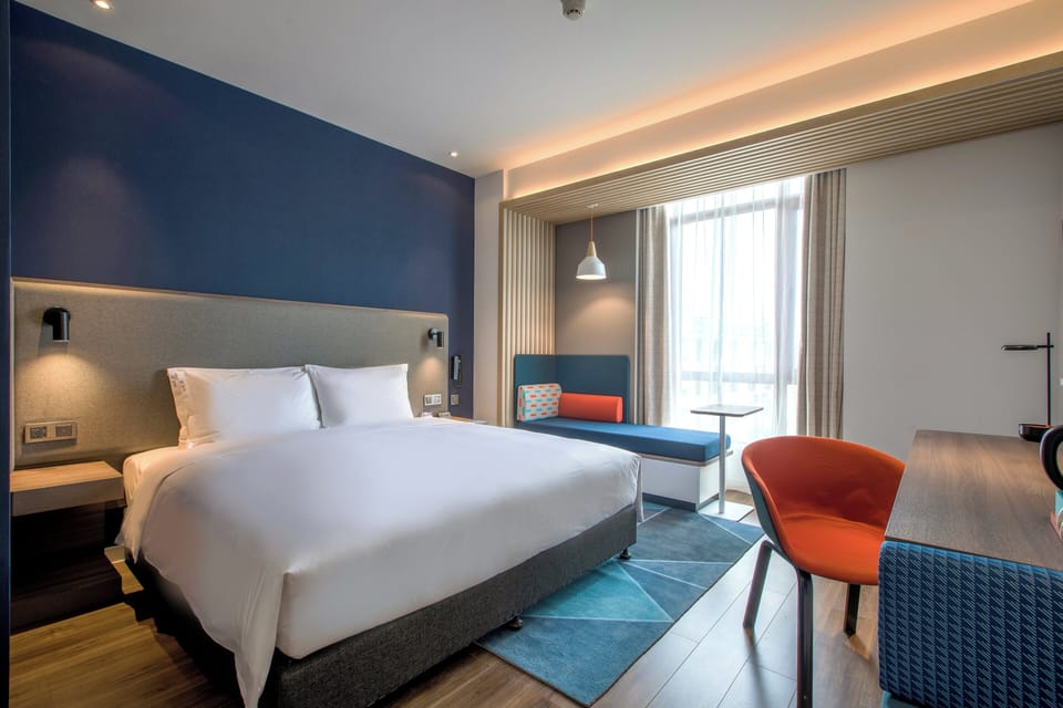 Standard Room, 1 King Bed | In-room safe, blackout drapes, soundproofing, iron/ironing board