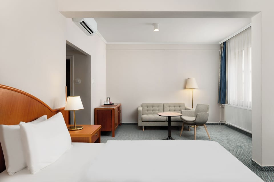 Junior Suite | Desk, blackout drapes, free WiFi, bed sheets