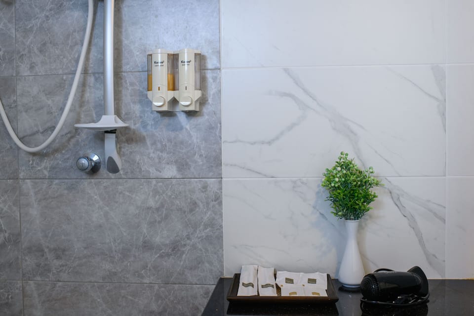 Shower, rainfall showerhead, free toiletries, hair dryer