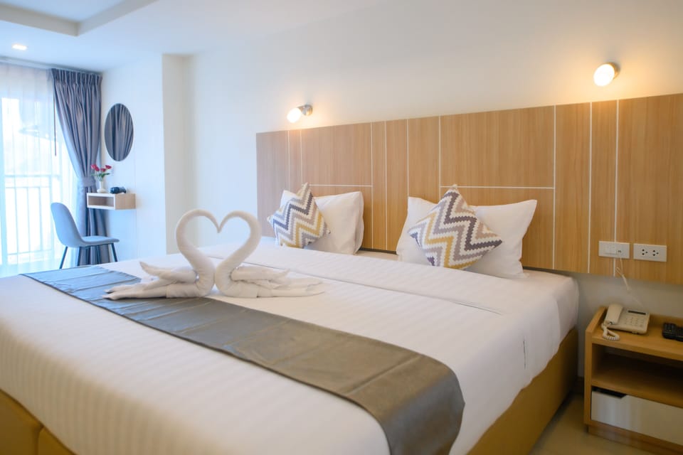 Superior Double Room | Minibar, in-room safe, blackout drapes, soundproofing