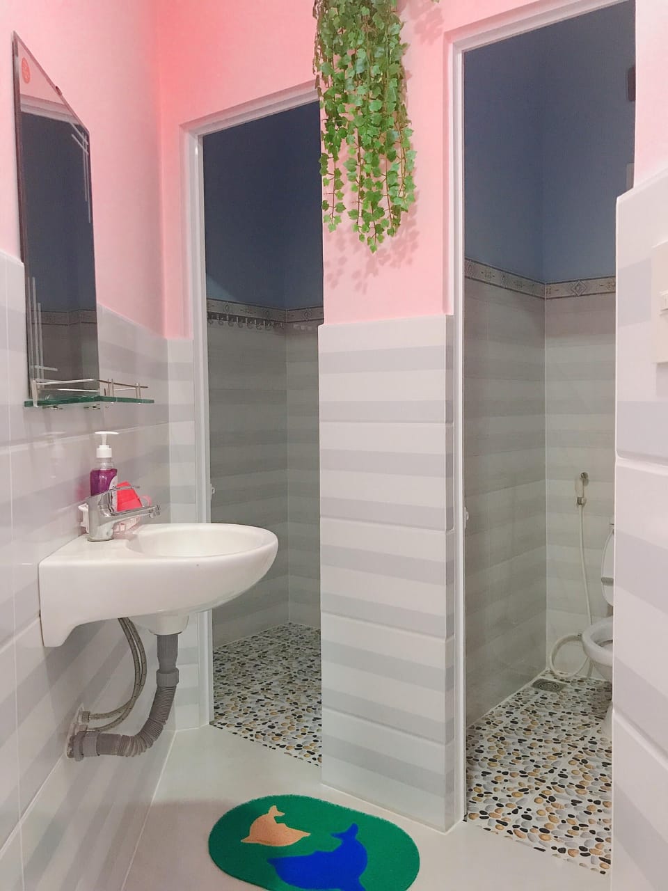 Shower, rainfall showerhead, free toiletries, hair dryer