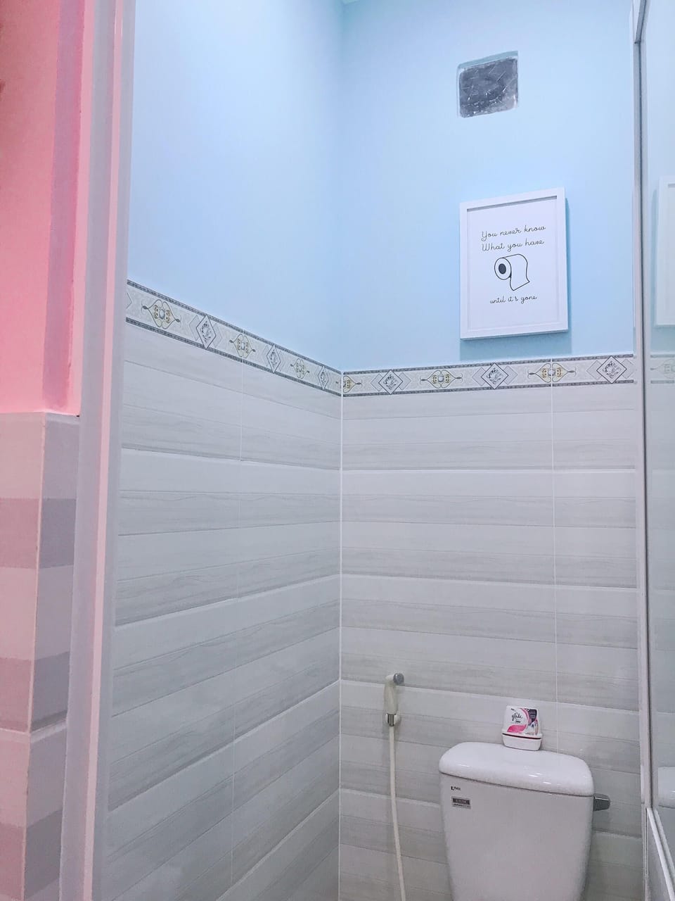 Shower, rainfall showerhead, free toiletries, hair dryer