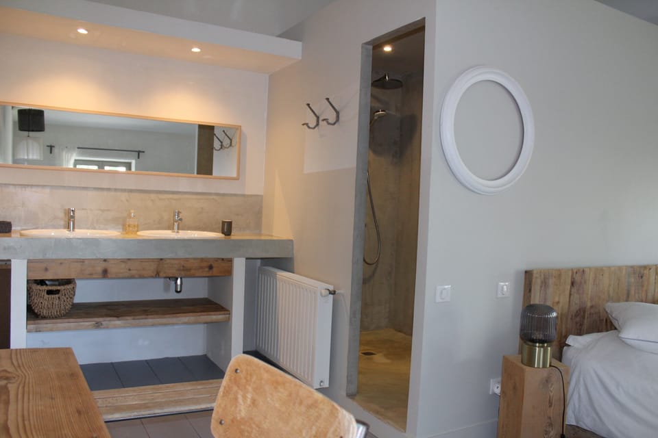 Comfort Double Room, Ensuite (Chambre 4) | Bathroom | Free toiletries, hair dryer, towels