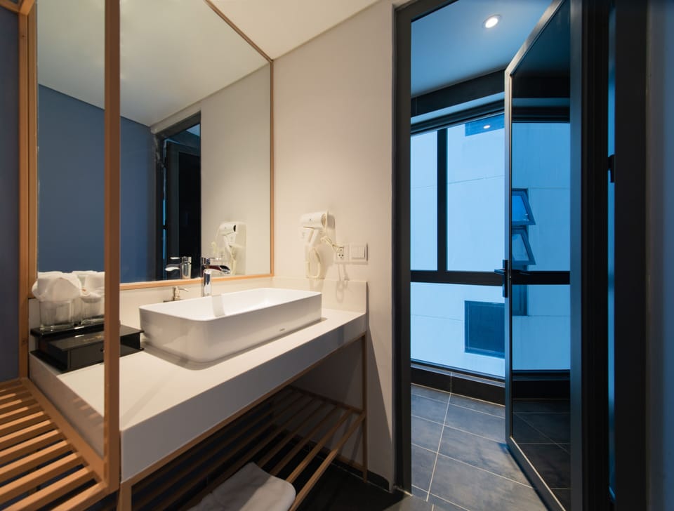 Deluxe Triple Room | Bathroom | Rainfall showerhead, free toiletries, hair dryer, bathrobes