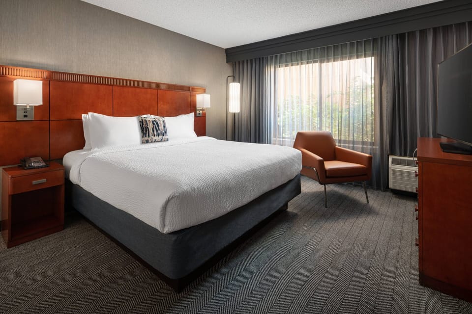 Suite, 1 King Bed with Sofa bed | Premium bedding, in-room safe, desk, iron/ironing board