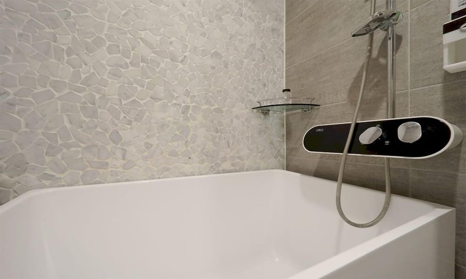 Deluxe Breakfast PKG | Bathroom | Combined shower/tub, free toiletries, hair dryer, bathrobes