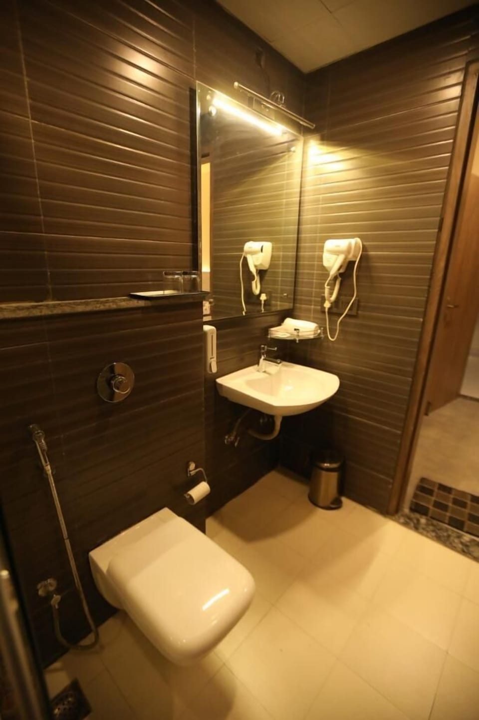 Deluxe Room | Bathroom | Shower, free toiletries, towels