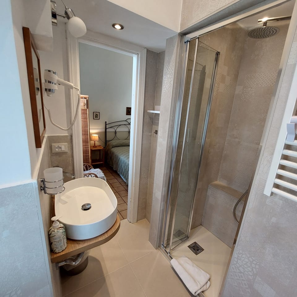 Standard Single Room (Bambù) | Bathroom | Shower, hair dryer, bidet, towels
