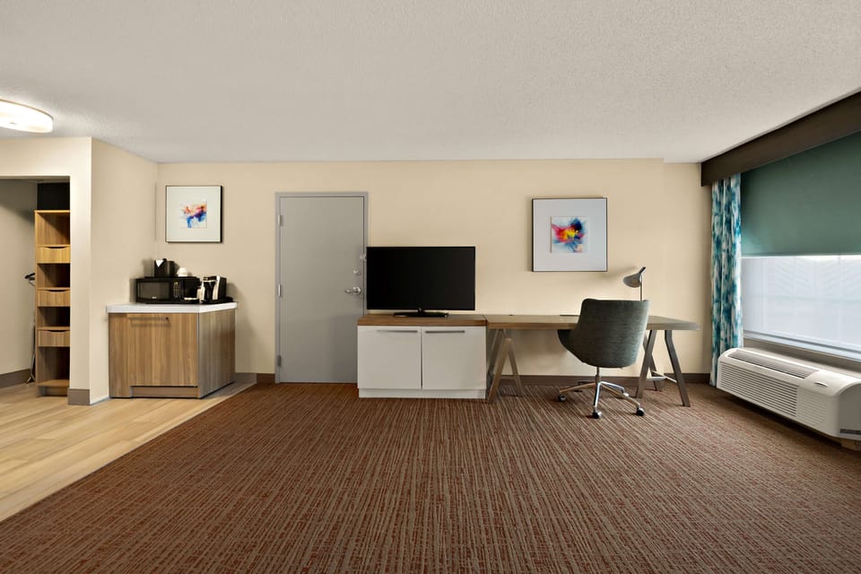 Standard Room, Accessible (Roll-In Shower) | Egyptian cotton sheets, premium bedding, pillowtop beds, desk