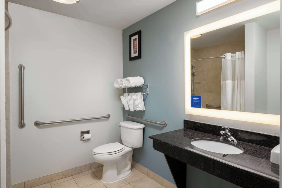 Combined shower/tub, free toiletries, hair dryer, towels