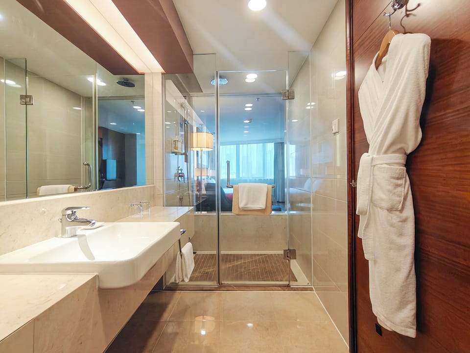 Separate tub and shower, deep soaking tub, rainfall showerhead