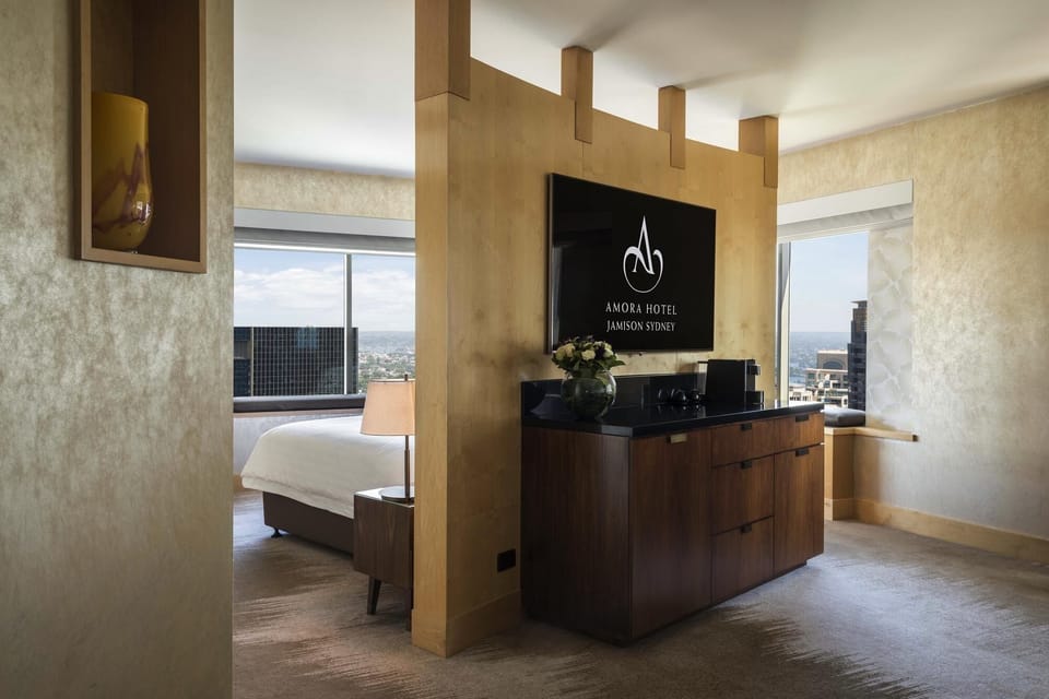 Jamison Club Executive Suite, Business Lounge Access (High Floor, Partial Water View) | Minibar, in-room safe, blackout drapes, iron/ironing board