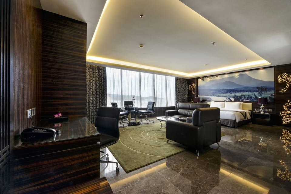Deluxe Suite | Minibar, in-room safe, desk, soundproofing