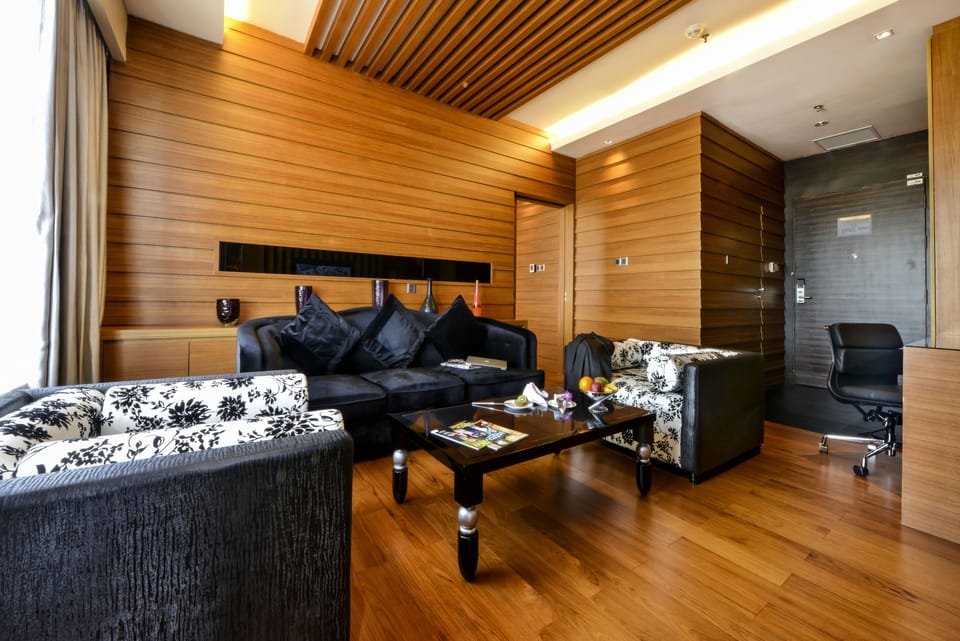 CEO Suite, 1 King Bed | Living room | 42-inch plasma TV with satellite channels, TV