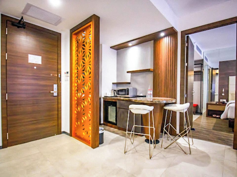Junior Suite | In-room dining
