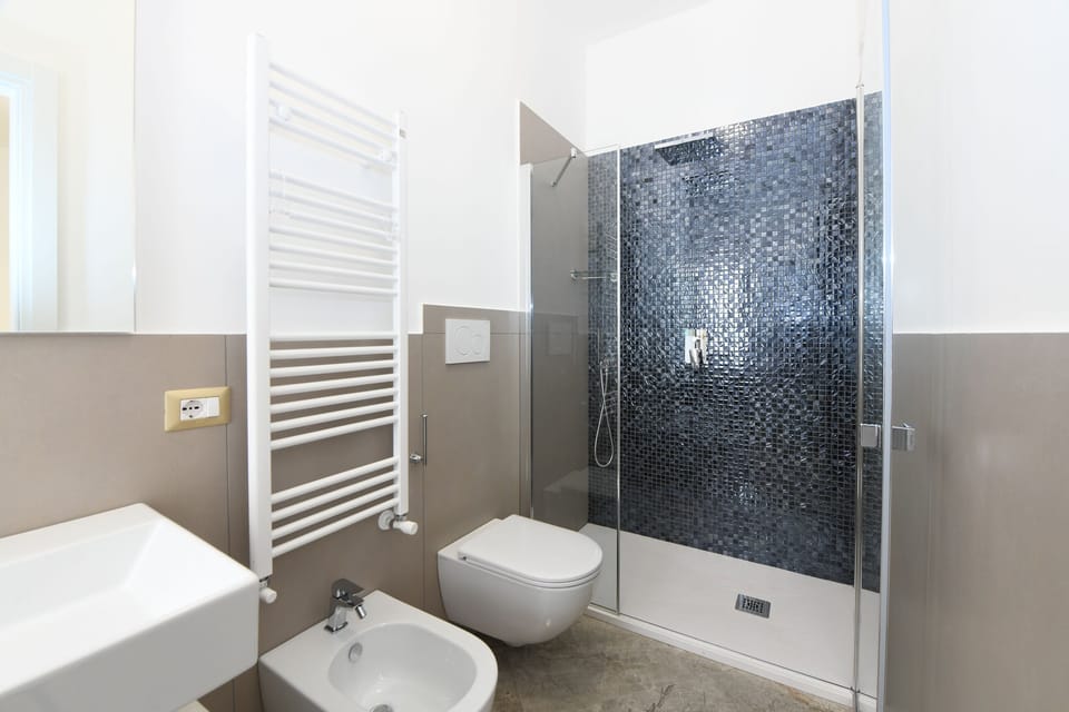 Deluxe Double Room (Room 2) | Bathroom | Shower, rainfall showerhead, free toiletries, hair dryer