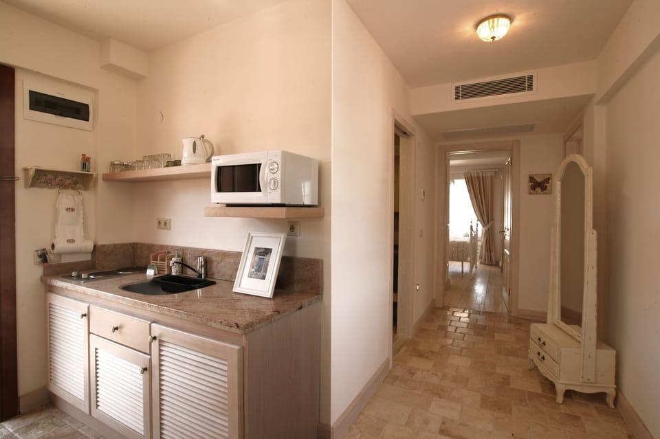 Family Room | Private kitchen | Electric kettle