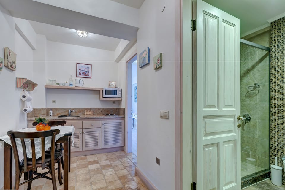 Family Room | Private kitchenette | Electric kettle