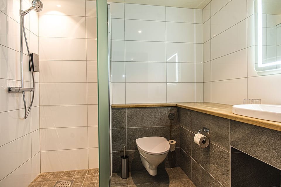 Junior Suite (Incl. Spa Access) | Bathroom | Shower, hair dryer, towels