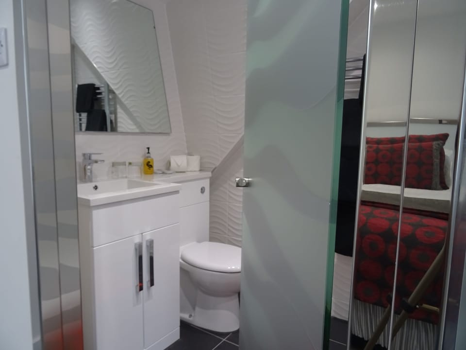 Self-Catering Junior Suite 5' Bed | Bathroom | Shower