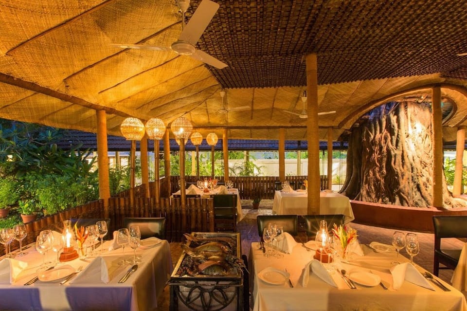 2 restaurants; breakfast, lunch, and dinner served