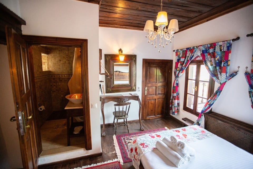 Deluxe Room, Balcony, Mountain View | Bed sheets