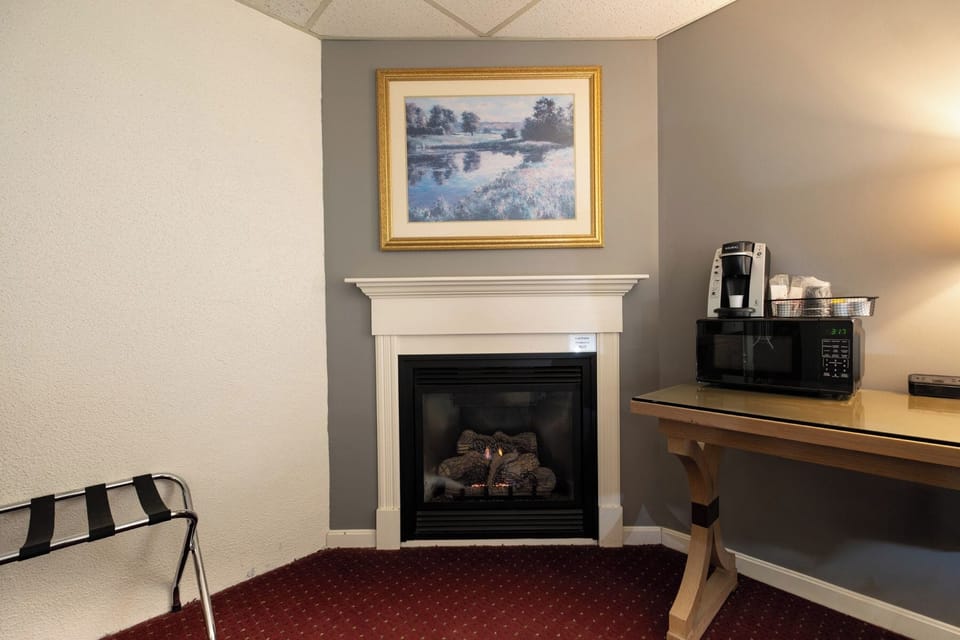 Deluxe Room, 1 King Bed, Fireplace | Blackout drapes, iron/ironing board, free WiFi, bed sheets