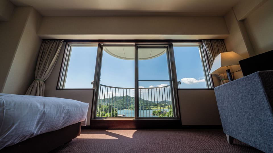 Deluxe Family Room, Non Smoking | In-room safe, blackout drapes, WiFi (free), bed sheets