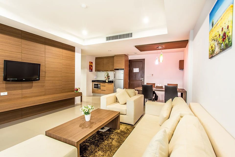 1 Bedroom Deluxe Suite | Living room | 32-inch LCD TV with cable channels, TV