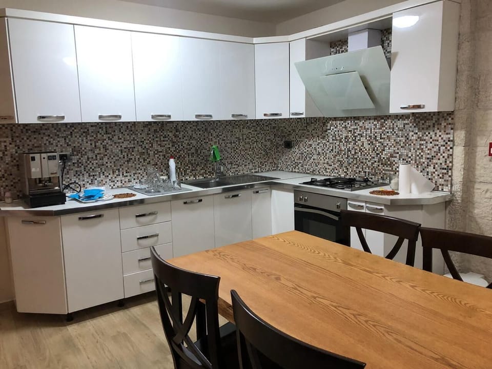 Comfort Apartment, Mountain View | Private kitchen | Highchair