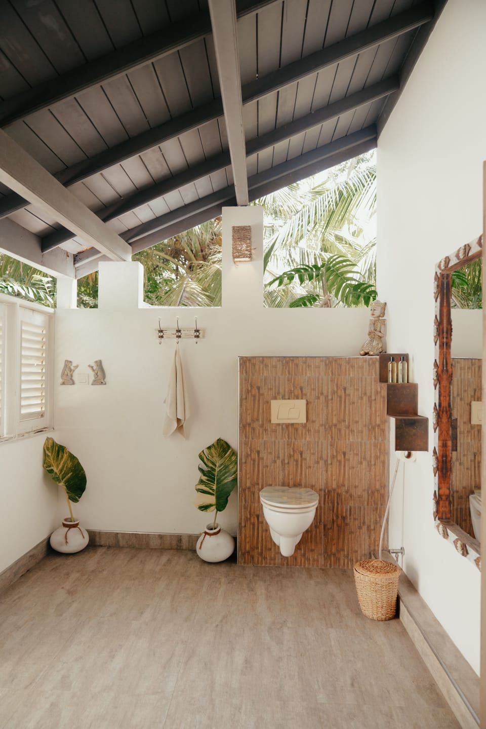 Design Double Room, 1 King Bed, Patio, Garden View | Bathroom | Shower, rainfall showerhead, free toiletries, hair dryer