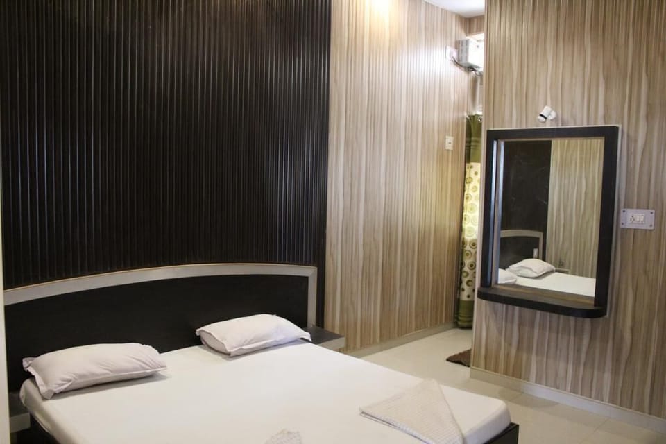 Deluxe Double Room | Living area | Flat-screen TV