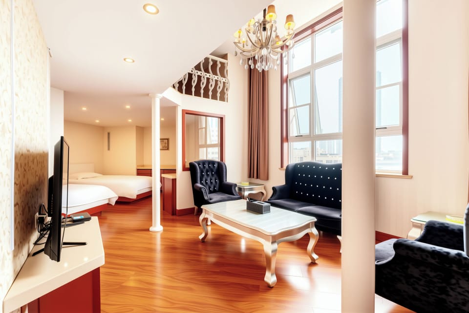 Suite | Living area | Flat-screen TV, pay movies
