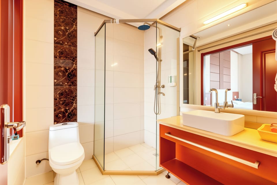 Superior Double or Twin Room | Bathroom | Shower, free toiletries, hair dryer, slippers