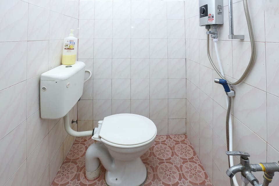Shower, rainfall showerhead, free toiletries, bidet