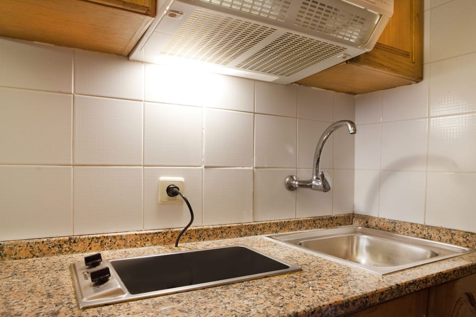 Fridge, cookware/dishes/utensils